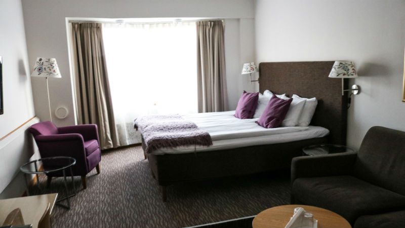 Dubbels�ng med f�t�ljer och bord i ett rum p� Mora Hotell